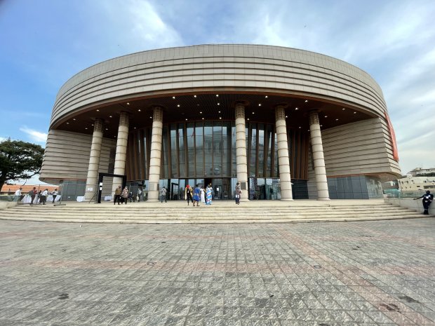 <p>Inauguré le 6 décembre 2018 par le Chef de l'Etat, le Musée des civilisations noires de Dakar rassemble des œuvres venues de toute l'Afrique et même d'ailleurs.</p>
